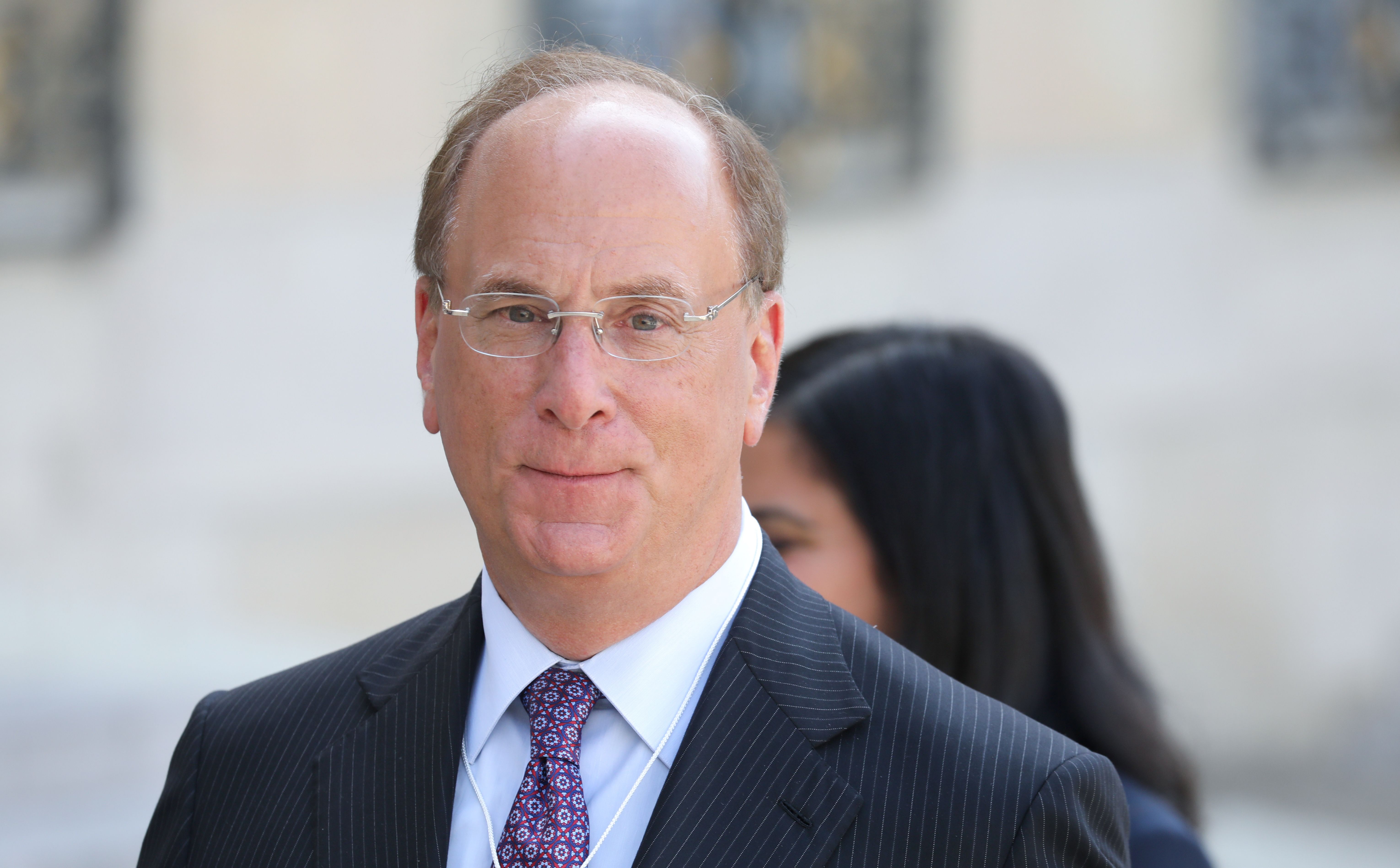  Il CEO di Black Rock Larry Fink supervisiona asset per un valore di 8,6 trilioni di dollari ed è stato definito il "volto dell'ESG", che è il movimento ombrello che include CEI.